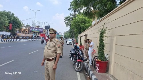 Policemen suffering in the heat: Be it the Vidhan Sabha or the city roads, there is no shade or water for the police