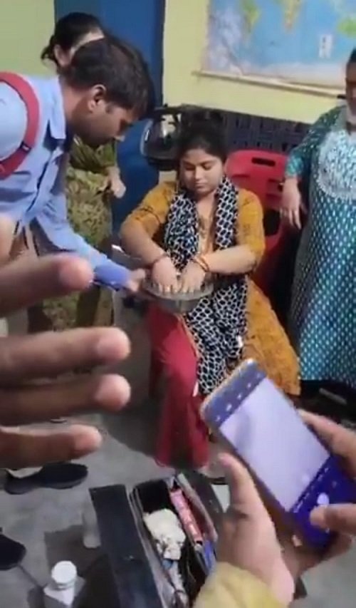 Questions raised on anti-corruption action in Kanpur countryside, claim of catching a female accountant red-handed while taking bribe