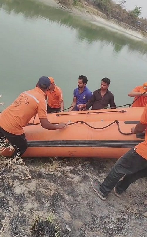 Lucknow: After a dispute with his wife, a lawyer jumped into Indira Dam, a relative jumped in to save him, both missing
