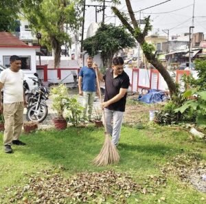 Cleanliness drive was carried out in Lucknow's Mohanlalganj police station, the inspector himself picked up the broom