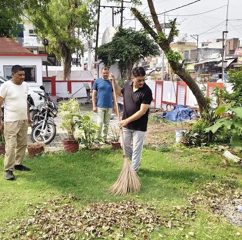 Cleanliness drive was carried out in Lucknow's Mohanlalganj police station, the inspector himself picked up the broom