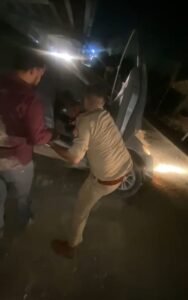 Car fell into a ditch in Banthra Bazaar, Lucknow, traffic police saved lives