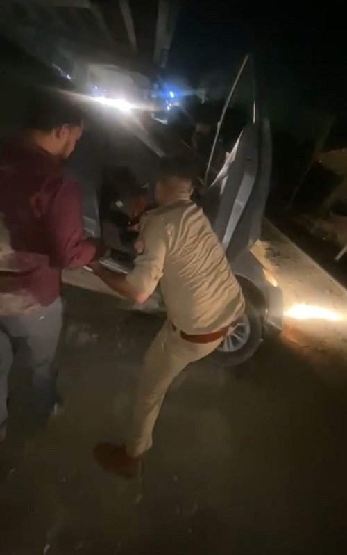 Car fell into a ditch in Banthra Bazaar, Lucknow, traffic police saved lives