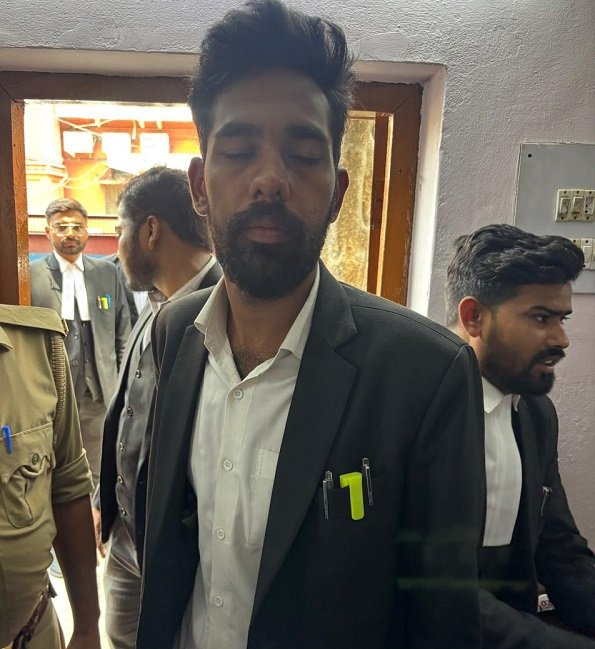 Advocates caught a fake lawyer in the court and handed him over to Wazirganj police station
