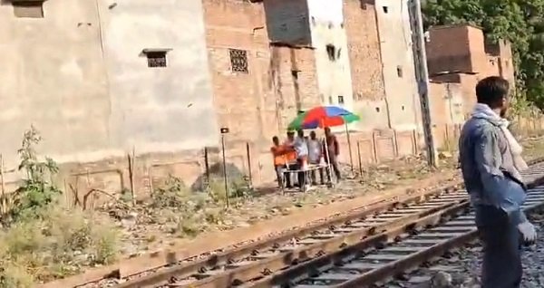 Lucknow: Major accident averted at Aishbagh station, engine of Chhapra-Mathura Express derailed