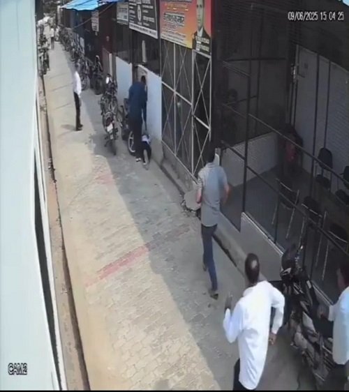 Lucknow: Advocate Pawan Singh suddenly dies in Tehsil premises, heartbreaking incident captured on CCTV