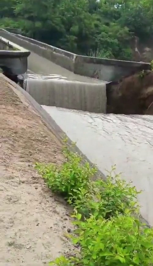 Pilibhit: A dilapidated bridge collapsed in the first rain, the truth of the construction done during the British period was exposed