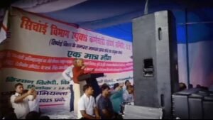 Lucknow: Huge sit-in by Joint Sangharsh Samiti at Irrigation Department Headquarters, violent protest against abolition of fourth class posts