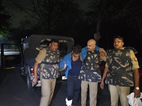 Lucknow: Alambagh police's swift action, robber shot in leg in encounter, accused Anees was wanted in 22 cases