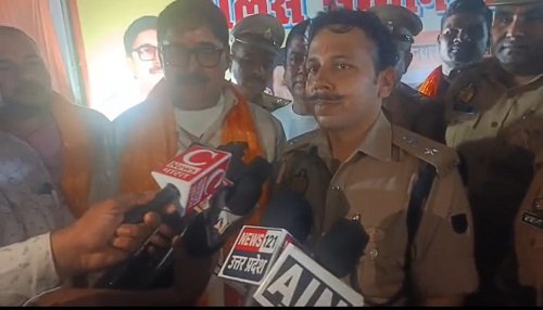 A grand police honour ceremony was organised at Chandan Nagar Gate in Alambagh