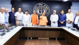 Lucknow: Chief Minister Yogi paid tribute to philanthropist Bhamashah on 'Traders Welfare Day', top taxpayers received 'Bhamashah Samman'