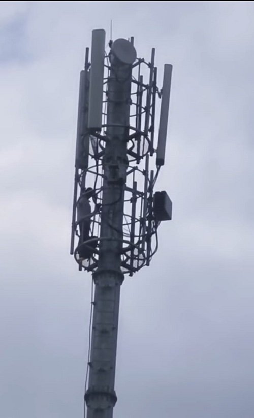 Ayodhya: Complainant climbed a mobile tower in a land dispute, police and fire brigade engaged in rescue