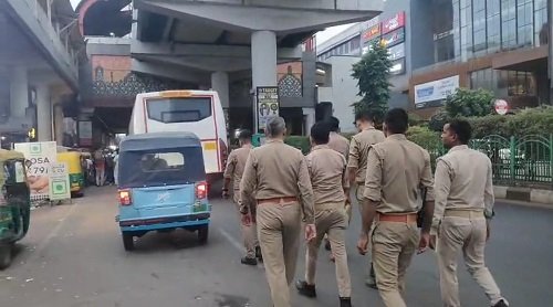 Lucknow: Alambagh police was seen alert even in the early morning, foot patrolling was done in the entire area