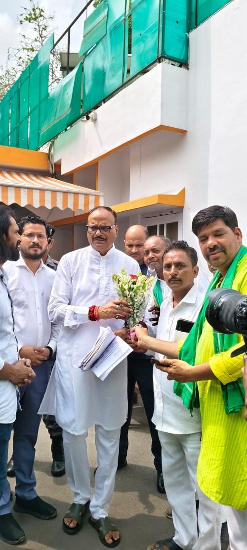 Lucknow: Farmer union representatives met Deputy Chief Minister Brajesh Pathak demanding action against land mafia