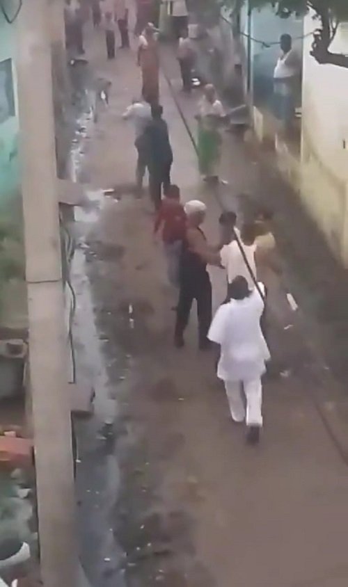 Agra: Violence after a dispute between two parties in Achhnera village, widow woman's house attacked with sticks, six named