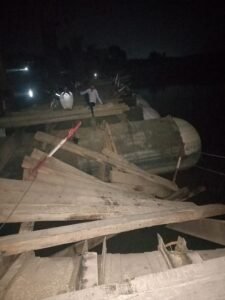 Pinahat: The pontoon bridge on the Chambal river broke down, a trolley full of bricks became the cause of the accident