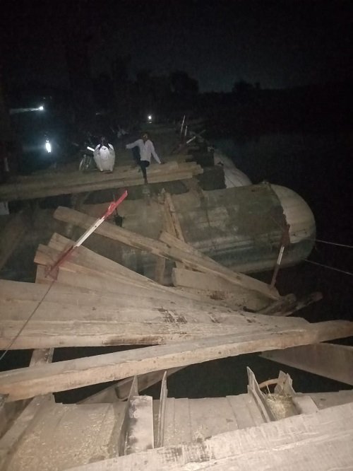 Pinahat: The pontoon bridge on the Chambal river broke down, a trolley full of bricks became the cause of the accident