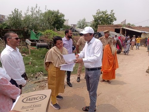 With a view to freeing government lands from illegal encroachments, Divisional Commissioner Dr. Roshan Jacob reached Village Sabha- Behasa and Kalli West of Tehsil Sarojini Nagar