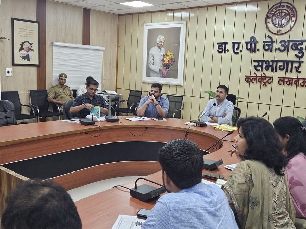 DM Lucknow Vishakh ji is serious about preventing child begging, held a review meeting in the Collectorate auditorium
