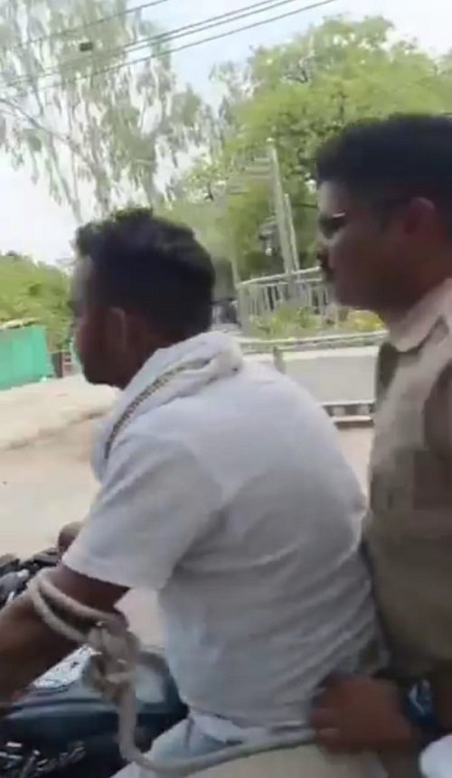 Lalitpur: While going to jail, the criminal himself drove the bike, a policeman sat behind him as a passenger, SP took strict action as soon as the video went viral