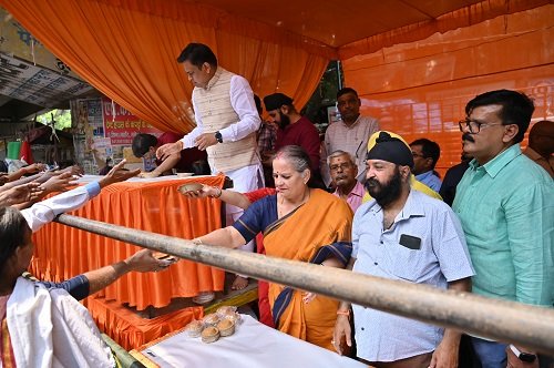 A huge feast was organized in the capital Lucknow