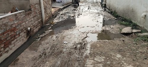 Lucknow: People are facing the problem of waterlogging in Salempur Patora of Para area, Zone-6 officers are unaware
