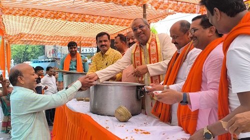 Lucknow Working Journalist Union organized a grand feast, devotees including Deputy Chief Minister took prasad at the Press Club