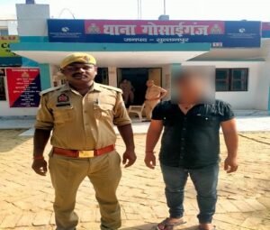 Gosaiganj: Wanted accused arrested with knife, sent to court