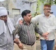 Agra: Vigilance team caught a labour department clerk red handed while taking a bribe of ₹15,000