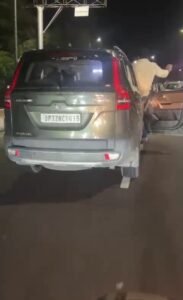 Lucknow: Stunt car drivers are inviting death at 1090 crossing, lives of pedestrians are also in danger!