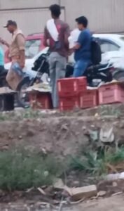 Lucknow: Jam due to mango shops at Nadarganj intersection, situation not improving even after police action