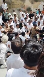 Meerut: The victim's side beat up the accused who came to surrender in the court, the police remained a mute spectator