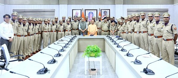 Newly appointed PPS officers met Chief Minister Yogi, senior police officers were also present