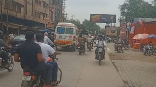 Hathras Roadways bus stand became a web of jam! Ambulance got stuck, patient's breath stopped... then the sharp stick of khaki came in front!