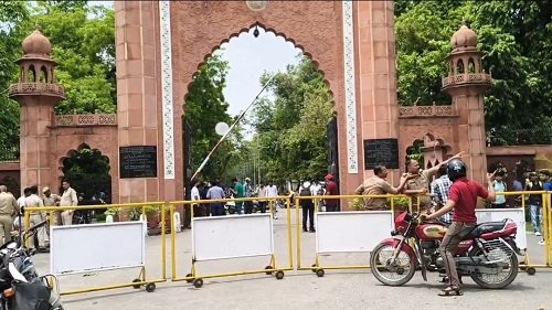 Aligarh: Strong protest by students in AMU against stopping of marksheet