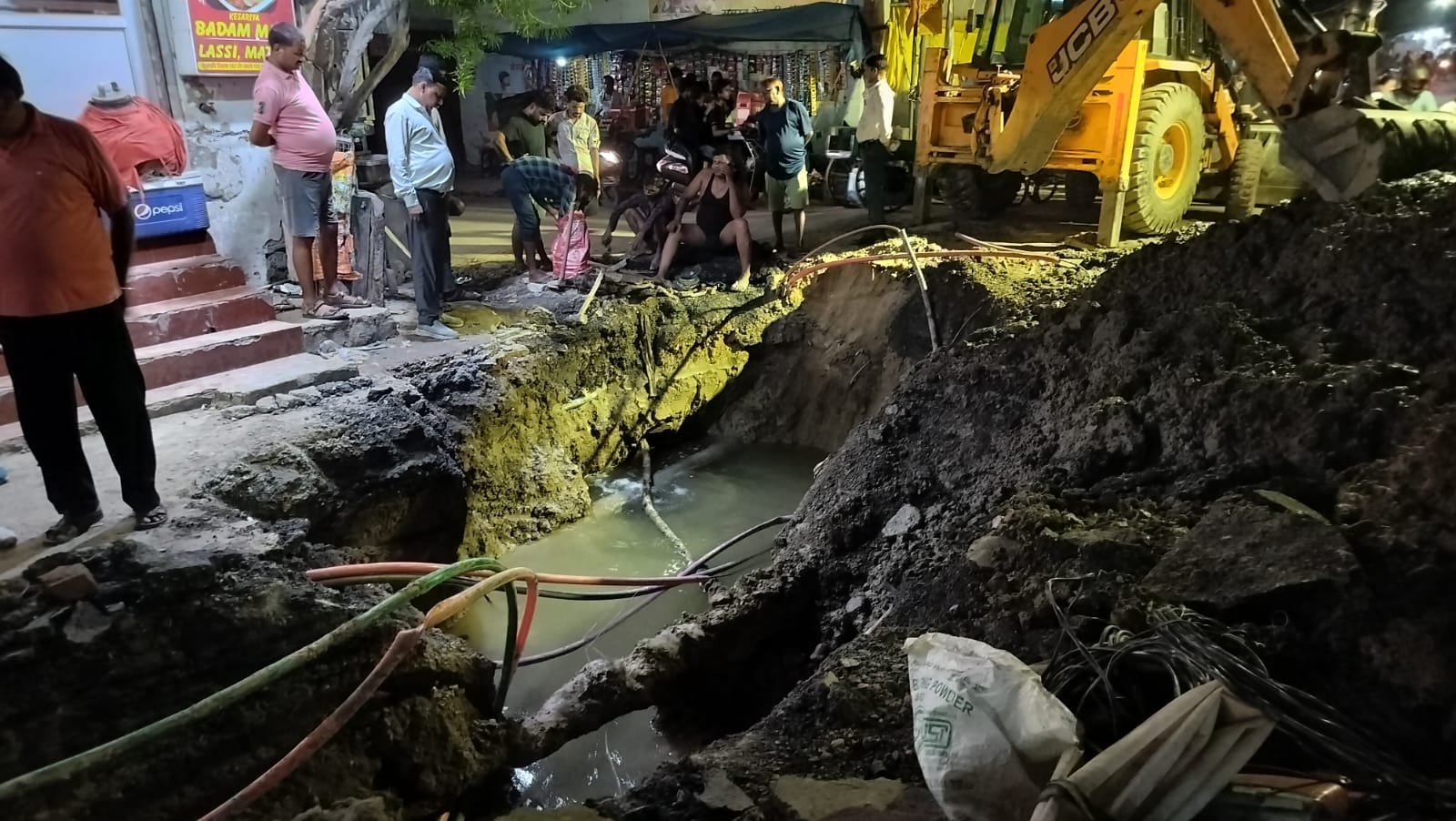 Lucknow: Water crisis due to breakage of pipeline in Shastri Nagar, water supply stopped in many areas for two days