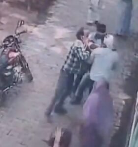 Ruckus in Hathras! A minor altercation turned into a violent clash – video goes viral!