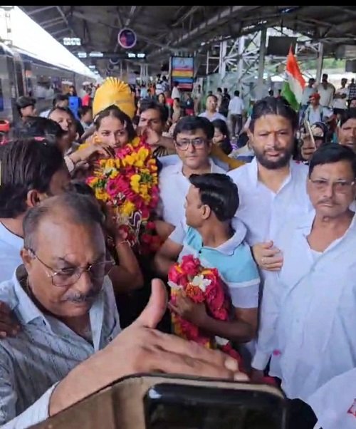 Jhansi: After winning a gold medal from a foreign land, Imroz returned home and received a grand welcome at Jhansi railway station