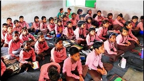 Schools in Lakhimpur are in a bad condition due to extreme heat, parents raised the demand to change the timing