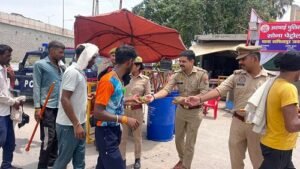 Hapur: Police busy serving Kanwar pilgrims, commendable contribution of CO Anita Chauhan and station in-charge Ashish Kumar