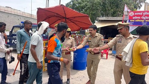 Hapur: Police busy serving Kanwar pilgrims, commendable contribution of CO Anita Chauhan and station in-charge Ashish Kumar