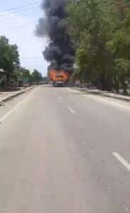 Jaunpur: A tourist bus going from Delhi to Varanasi caught fire due to leakage from the diesel tank, passengers narrowly escaped