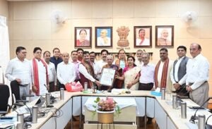 The Vice Chancellor of Varanasi informed Governor Anandiben Patel about the progress of the university