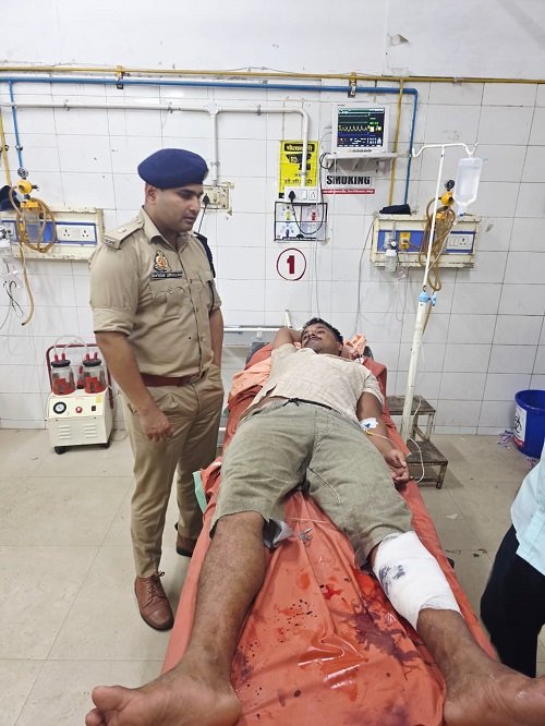 Police had an encounter with a cow smuggler with a reward of twenty five thousand rupees on his head, he was shot in the leg and arrested.