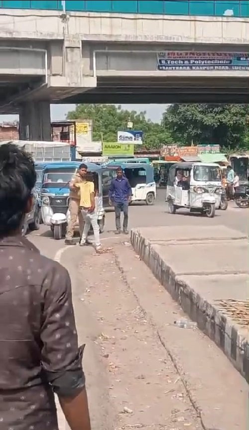 Lucknow: Making a video of police beating a rickshaw driver proved costly for the youth, police dragged him to the police station