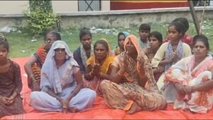 Lucknow: Five families sit on hunger strike over drain dispute in Gopalkheda village of Mohanlalganj