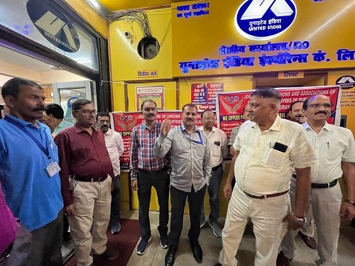 Insurance employees under the leadership of United Front demonstrated at the regional office.