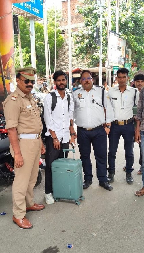 Lucknow: Traffic police returned the valuable bag of a passenger going to the airport, officers became an example of humanity and vigilance