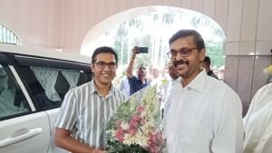 Ayodhya: Grand welcome to the newly arrived Commissioner Rajesh Kumar, will take charge of the division with guard of honor