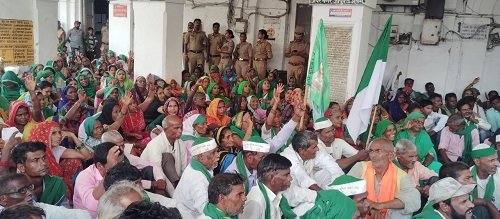 Lucknow: Bharatiya Kisan Union (Raju group) staged a strong protest at the Municipal Corporation headquarters